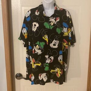 Disney Mickey & Friends Button up shirt Size Medium